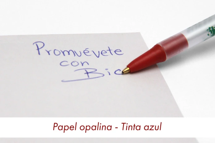 Tinta azul bolígrafo BIC® Clic Stic® como se ve sobre una hoja de papel opalina.