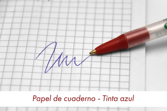 Tinta azul bolígrafo BIC® Clic Stic® como se ve sobre una hoja de papel.