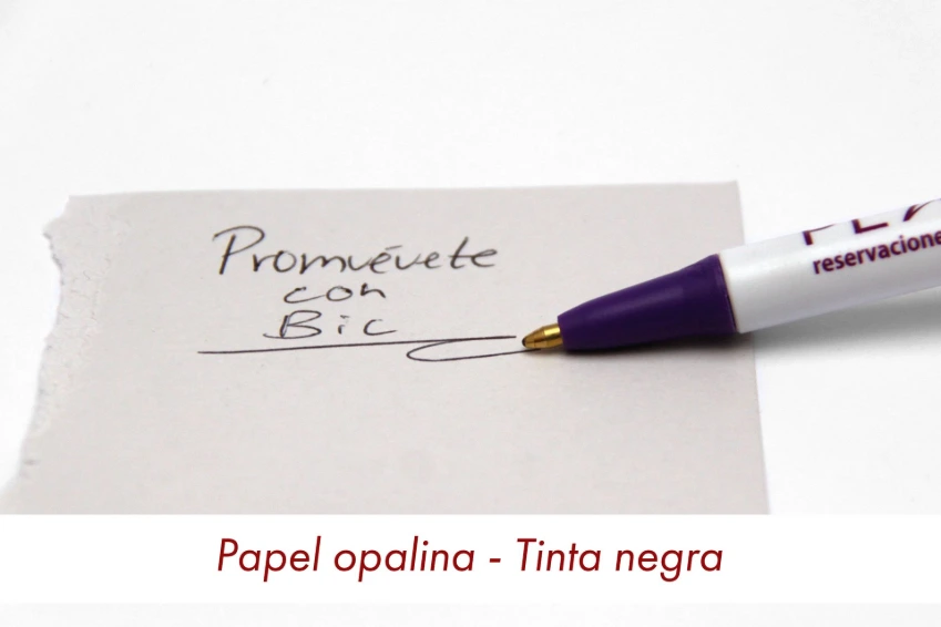 Tinta negra bolígrafo BIC® Clic Stic® como se ve sobre una hoja de papel opalina.