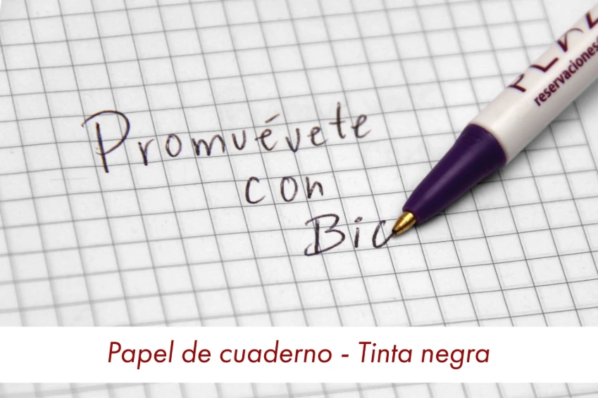 Tinta negra bolígrafo BIC® Clic Stic® como se ve sobre una hoja de papel.